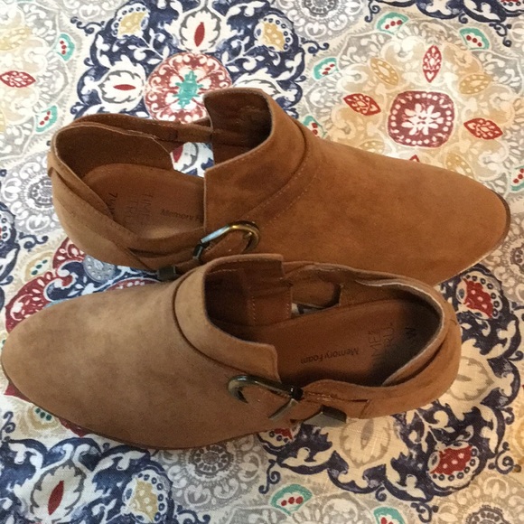 Time Tru 7 1/2W Brown Suede Boots Buckle Heel - Picture 2 of 7